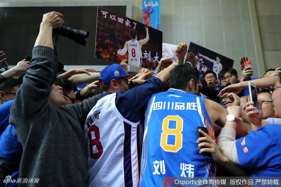 比赛间隙，刘炜与外援弗雷戴特亲密交谈，两人脸上洋溢着笑容，流露出新老两代上海队核心之间的惺惺相惜