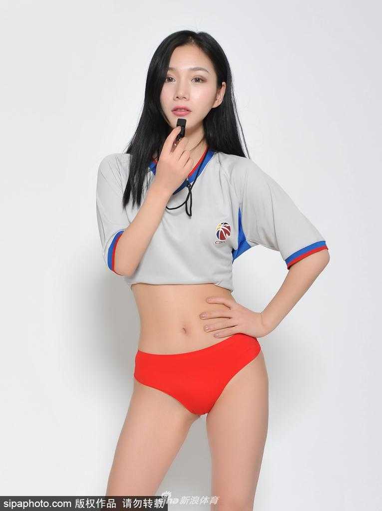 裁判员张萍在赛后露出俏皮的一面，对着镜头比出剪刀手，汗水还挂在脸上，显得既可爱又敬业。