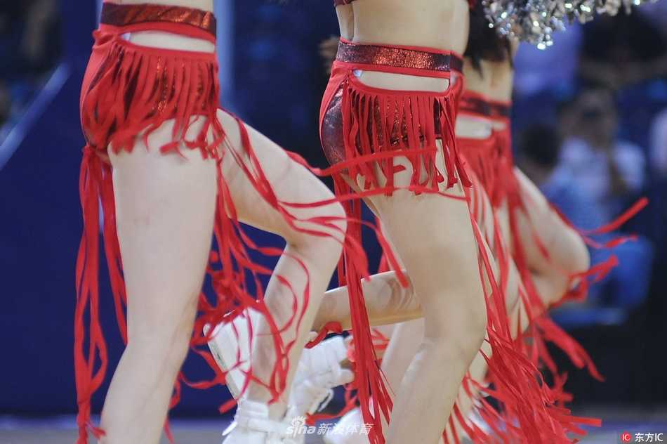 表演结束后，啦啦宝贝们在灯光下合影留念，她们身姿挺拔笑容灿烂，手中的花球如同盛开的鲜花，记录下在溧阳这个秋夜的美好瞬间