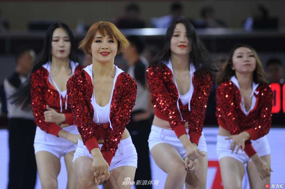 表演结束后，宝贝们集体向观众席挥手致意，金色的花球在灯光下熠熠生辉，她们用最热情的方式感谢球迷的支持，这一刻，输赢已不再重要，重要的是大家一起享受了篮球带来的快乐。