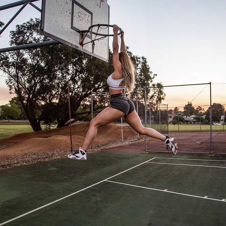 杰姆·沃尔夫在球场上专注运球，饱满的健身曲线与娴熟的控球技术形成独特风景线