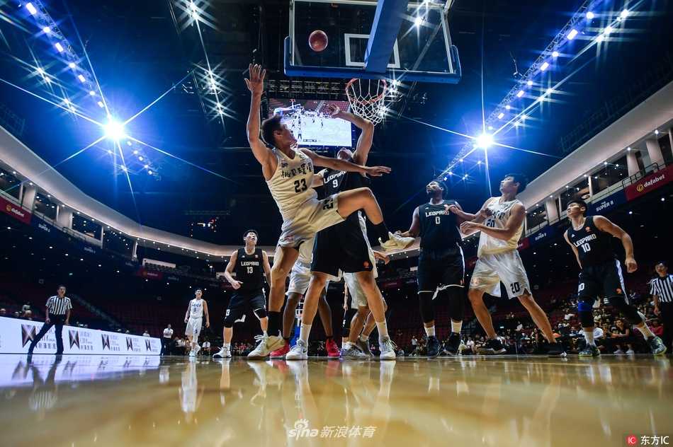 璞园建筑的球员们在比赛间隙聚拢聆听教练布置战术，尽管最终遗憾告负，但他们眼中不屈的斗志和紧咬比分的顽强表现，赢得了现场观众的尊重，展现了台湾篮坛霸主的风骨。