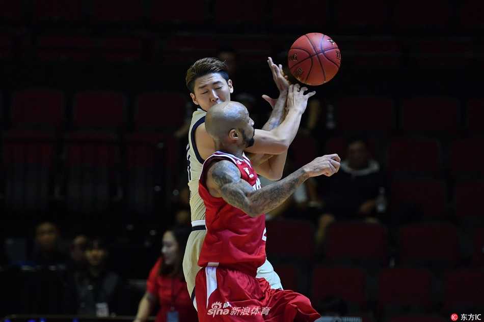 琉球黄金帝王的后卫岸本隆一在面对高大型防守球员时，依然冷静地寻找传球路线，他灵动的身姿和精湛的控球是帝王队撕开防线的利器。