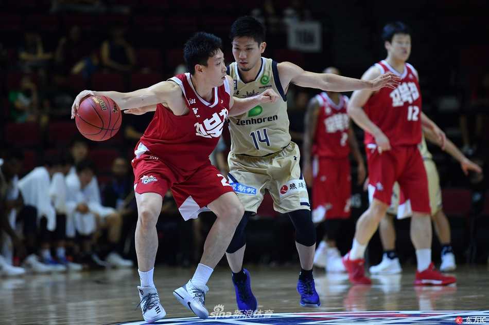 比赛结束后，高阳猎户座的球员们聚集在一起，共同庆祝这场来之不易的季军胜利，他们脸上洋溢着胜利的喜悦，汗水见证了他们在场上的拼搏。