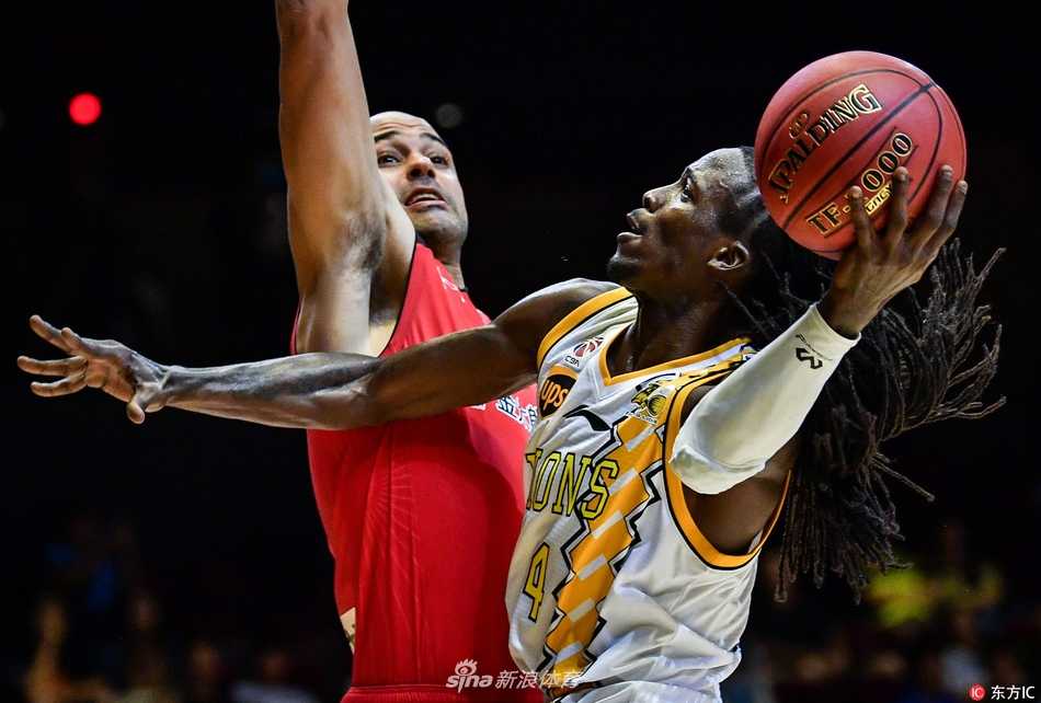 比赛结束后，浙江广厦全队球员走向场边，向看台上一直为他们呐喊助威的现场球迷鞠躬致谢，场面令人动容