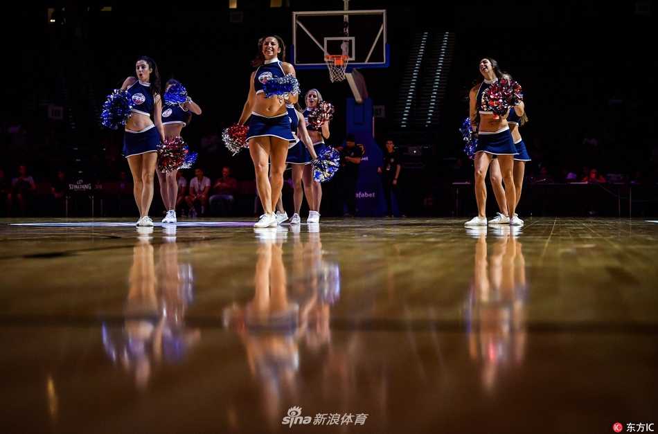演出结束后，啦啦宝贝们面带微笑列队退场。虽然汗水浸湿了衣衫，但她们依然保持着优雅的姿态，那一道道亮丽的身影，成为了这场篮球盛宴在观众心中最温柔的余韵。