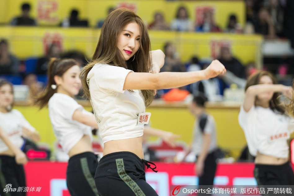 胜利的喜悦同样属于啦啦队。赛后，队员们聚在一起，手中挥动着闪耀的花球，在球馆的灯光下留下合影。她们的笑容比任何时候都灿烂，因为这场德比之战的荣耀，同样凝结着她们的汗水与热情。