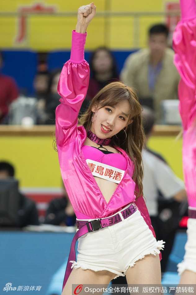 聚光灯下，广厦啦啦队队员们身着亮黄色劲装，马尾辫随着动感节拍高高甩起，她们面对镜头绽放出自信笑容，青春的活力瞬间点燃了整个球馆的激情。