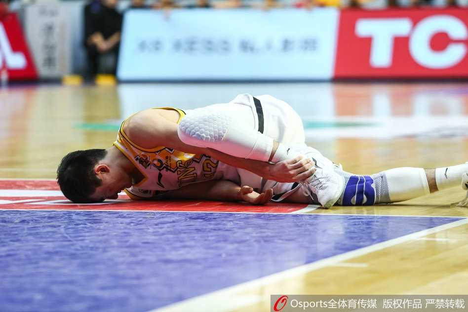 广厦外援福特森带伤上阵，在辽宁队多人包夹防守下依然强行突破上篮，眼神中充满了坚定与不屈