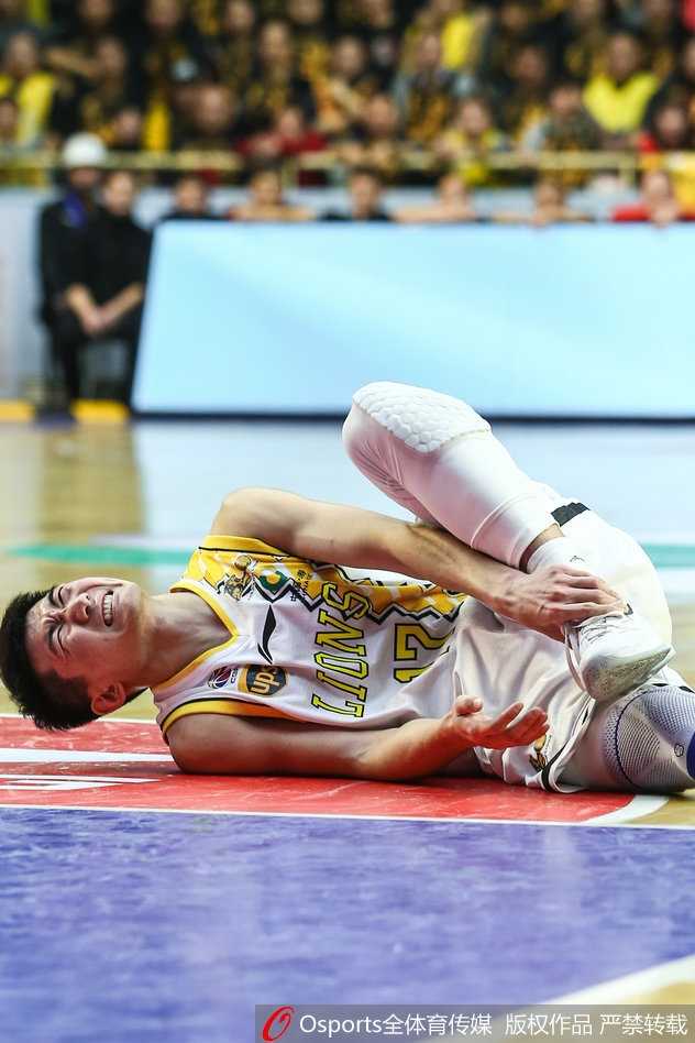 镜头特写孙铭徽倒地瞬间，他双手痛苦地捂住面部，受伤的脚踝呈不正常角度，汗水瞬间浸湿了他的发丝