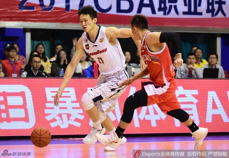 周鹏站上罚球线，全场寂静，他目光如炬，这次出手承载着全队的希望。