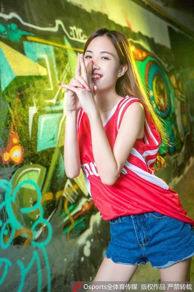 依旧是那位颜值与身材俱佳的火箭女球迷，她换上了一件紧身的火箭队主题T恤，下身搭配黑色短裙，在赛场通道内驻足，眼神中充满了对即将开始的比赛的期待，仿佛在等待周琦登场的那一刻。