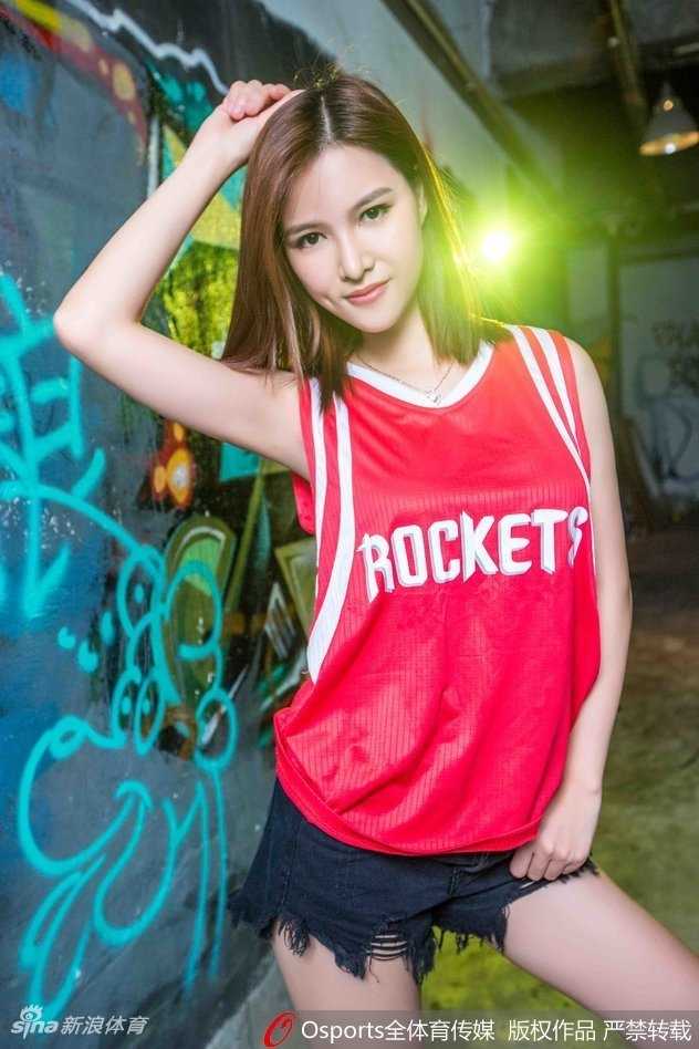 训练场边的周琦神态专注，正在聆听教练的战术布置。他的身高和臂展优势明显，但想要在肌肉丛林中生存，仍需付出更多汗水。