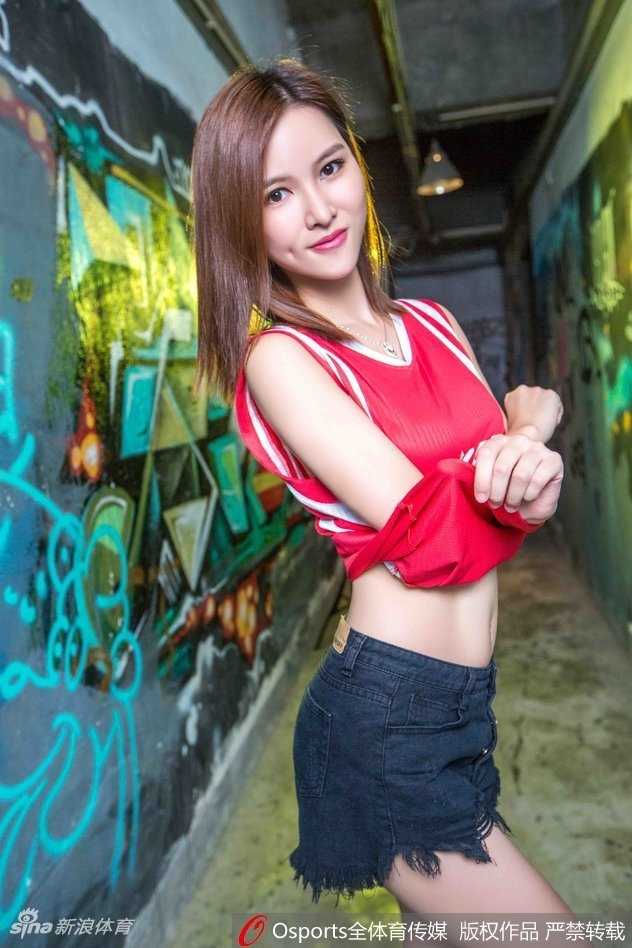 周琦身披火箭队战袍在场上奔跑，瘦削的身影背后是无数中国球迷沉甸甸的期望，他正在努力适应NBA赛场的节奏与对抗。