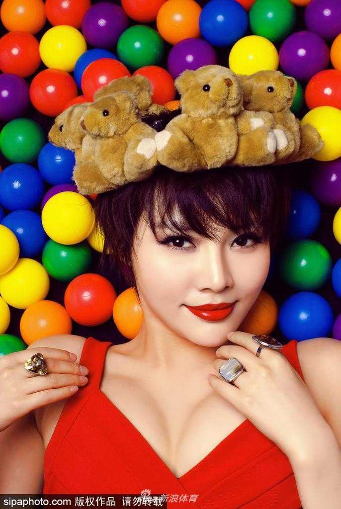 最后一张照片中，她将篮球高高举过头顶，仿佛要投出一个决胜球，脸上洋溢着自信张扬的灿烂笑容