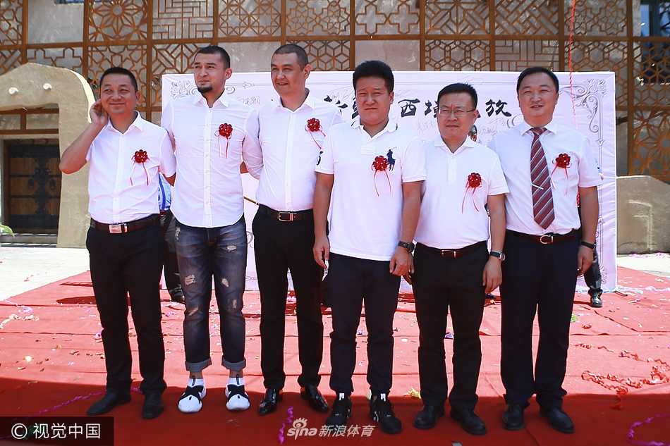 餐厅后厨明档飘香，维吾尔族师傅正在精心烤制金黄冒油的羊肉串