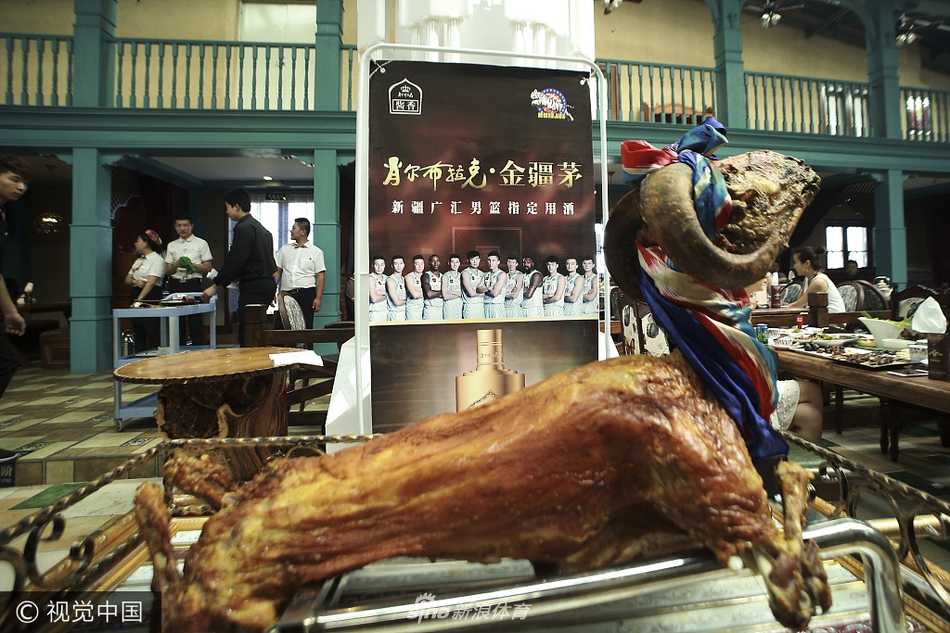 西热力江雪白衬衫亮相开业现场，笑容里满是对家乡美食的自信