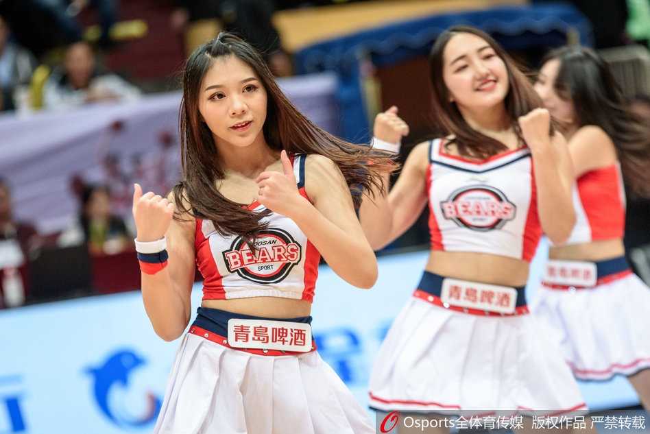 表演结束，宝贝们向观众致意，自信的步伐和挺拔的姿态，成为了赛场边最美的风景