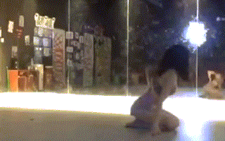 扭腰摆臀展现火辣身材 曲线玲珑惹人羡