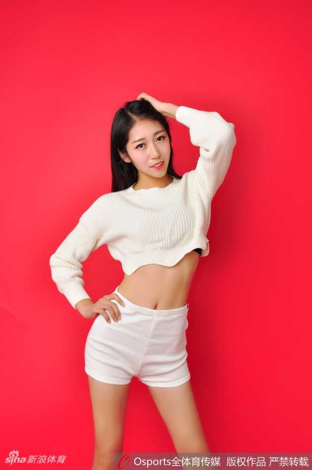 炫舞团成员眼神专注，飘逸长发在光影中勾勒出柔美轮廓，青春气息扑面而来