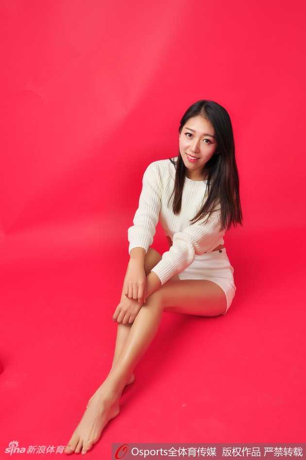 队员在镜头前展露修长身材，简洁的运动风装扮衬托出健康力量之美，姿态自信而优雅