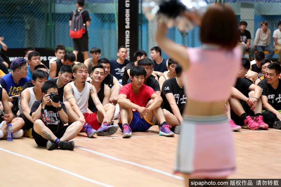 表演圆满结束，篮球宝贝们在场上摆出霸气的集体造型，为这场精彩纷呈的热舞表演画上了一个完美的句号。