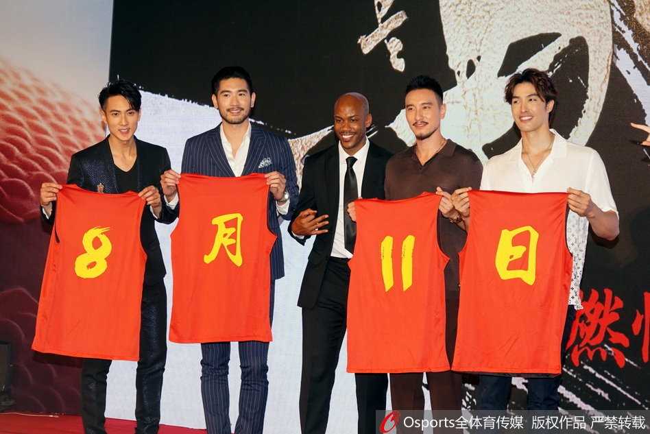 马布里与四位高颜值队友‘篮神天团’合体亮相发布会，五人眼神坚定，气场全开，仿佛下一秒就要奔赴球场并肩作战。