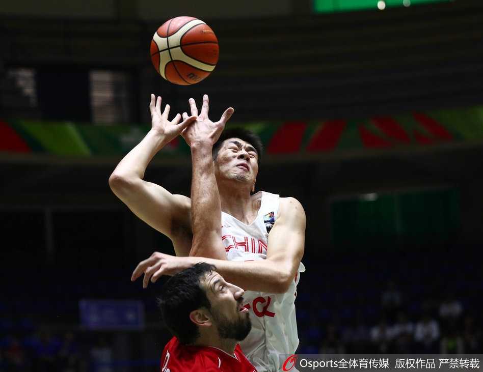 韩德君在拥挤的内线高高跃起强势摘板，面对包夹毫无惧色，用强壮的身体为中国队撑起内线屏障。