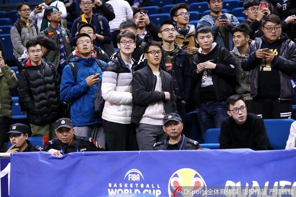 铁杆球迷团体敲响战鼓，赤膊上阵的领鼓人肌肉线条分明，每一次击鼓都仿佛敲在心脏上