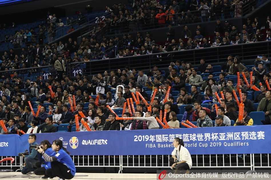 白发苍苍的老球迷身披国旗，握紧拳头仰天长啸，岁月刻下的皱纹在这一刻因热血而舒展