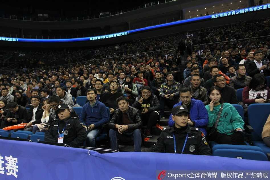 终场哨响瞬间，所有替补球员冲入场内，与场上英雄击掌相庆，看台上球迷久久不愿离去，在灯光下汇聚成红色星河