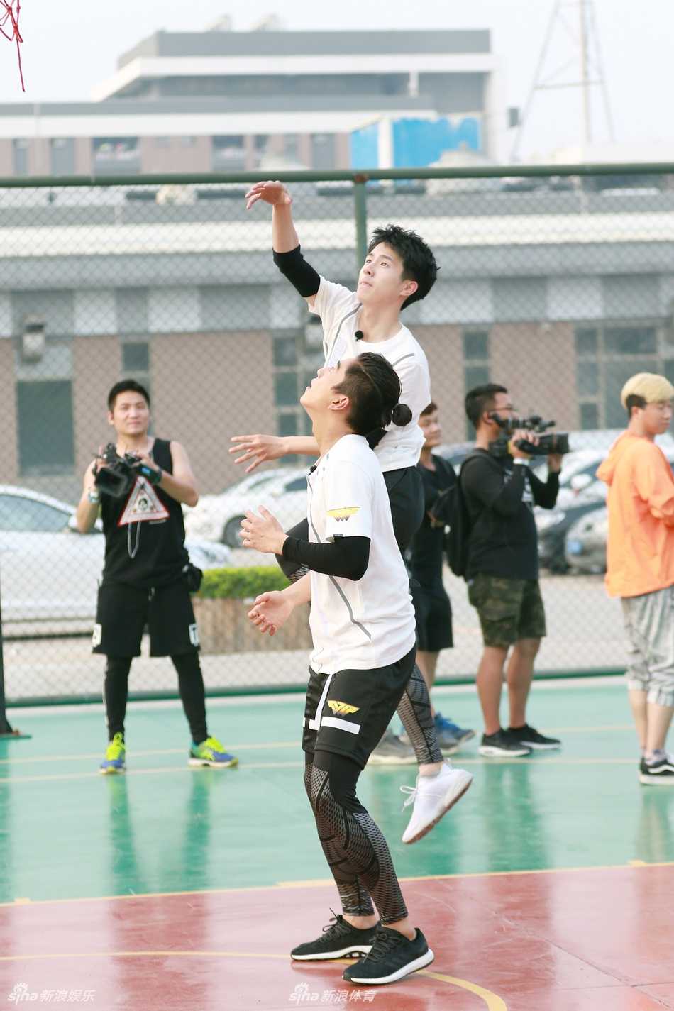 王大陆持球强行突破上篮，空中身体对抗激烈，肌肉线条迸发男性荷尔蒙