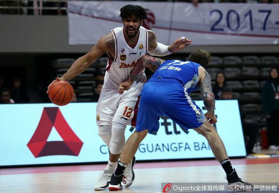 福特森在人群中闪过防守，如精灵一般钻入内线，高举高打完成高难度的拉杆上篮。