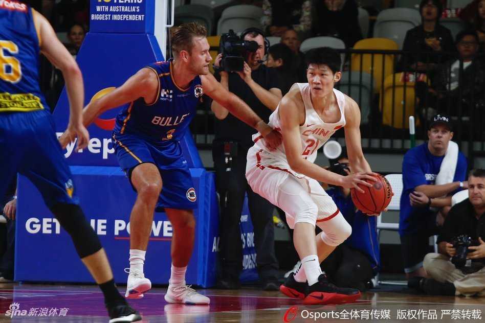 少帅杜锋场边临危不乱，双手比划战术，眼神如炬洞察赛场每一处细微变化。