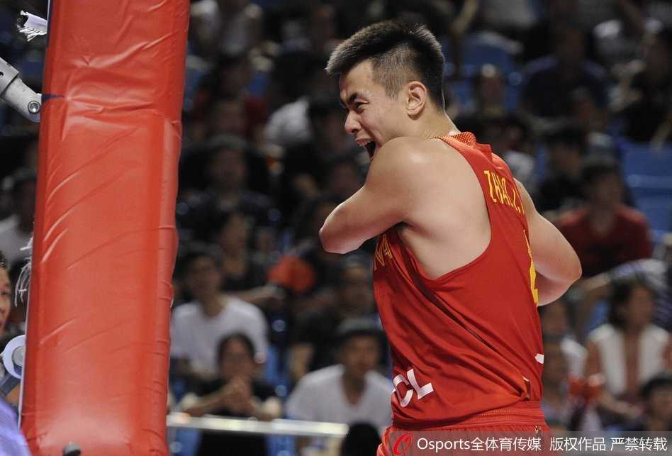 赵继伟在对方严密防守下高高跃起，试图以一记飘逸的上篮撕裂伊朗队的防线，眼神中充满了坚决与自信。