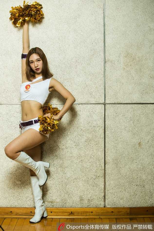 一名篮球宝贝在聚光灯下腾空而起，舒展的身体在空中定格，仿佛一只翩翩起舞的蝴蝶，展现出惊人的爆发力和柔韧性。