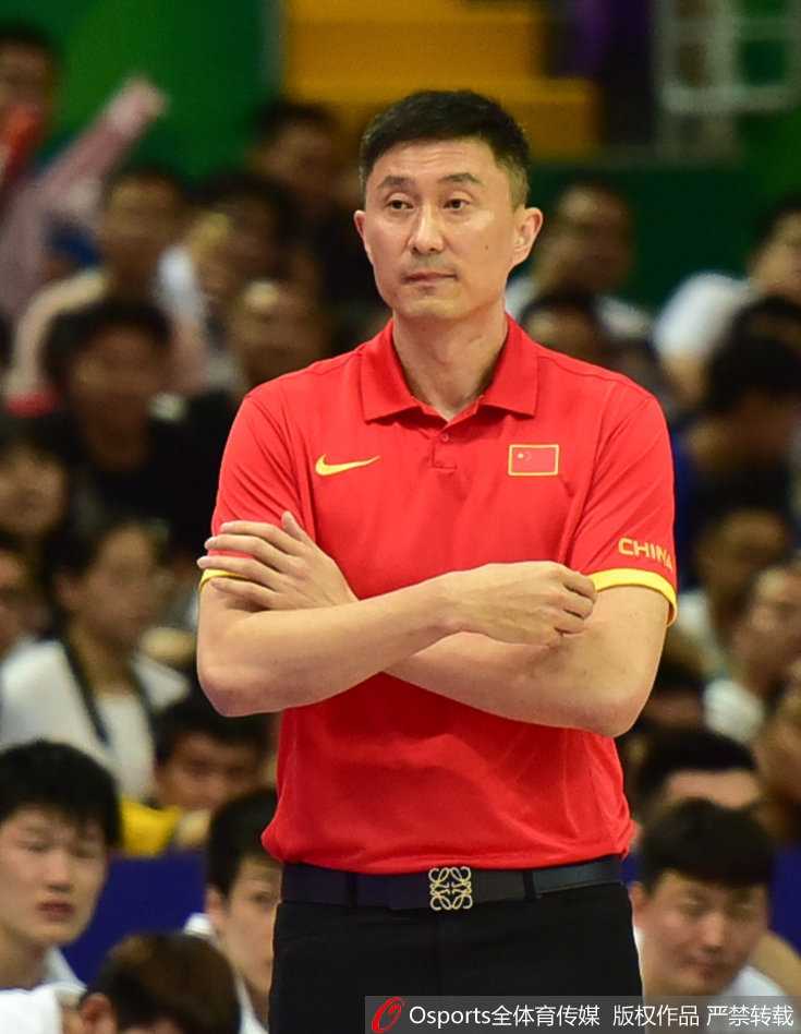 场边的杜锋指导神情专注，他一手战术板一手握拳，正在大声向场上队员传达最新的战术指令，眼神充满期待。