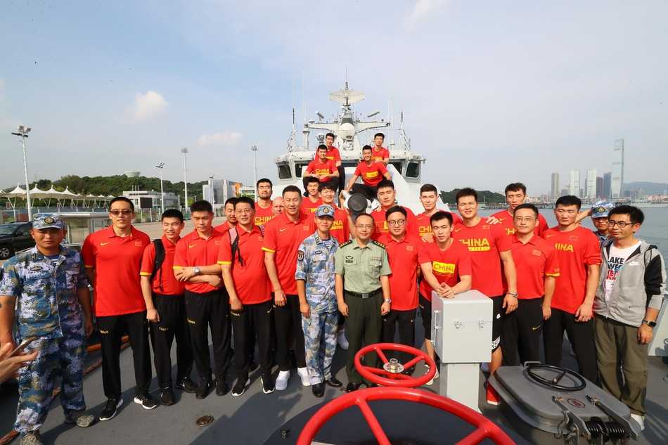 在讲解员的引导下，男篮队员们聚精会神地观看驻港部队的历史陈列，一件件实物、一幅幅照片，仿佛将他们带入了那一段段忠诚守卫香港的峥嵘岁月。