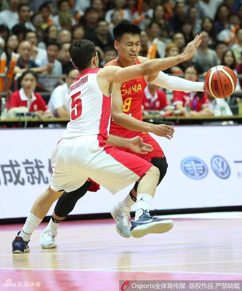 李楠指导在场边拉着阿不都沙拉木的手，神情专注地进行战术布置，眼神中充满了对这位年轻锋线的信任与期待。