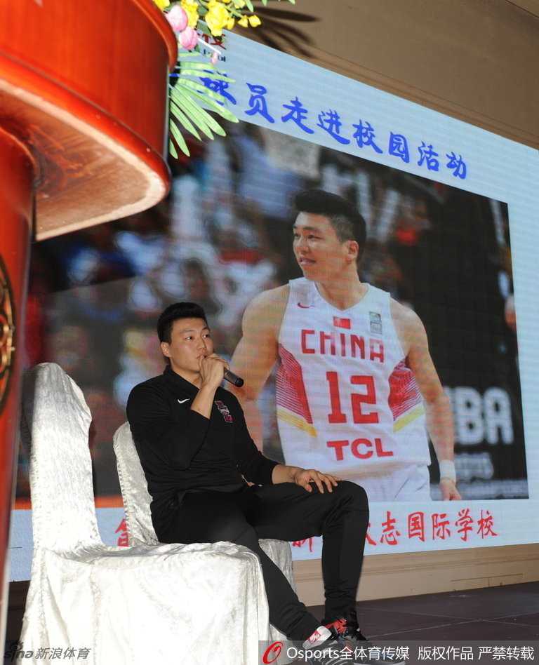 李根张开双臂，像保护幼崽的雄鹰一样，将一大群孩子拢在身旁。孩子们紧紧簇拥着他，每一张稚嫩的脸上都绽放着灿烂的笑容，镜头定格了这一刻篮球队长与他的“小小队员们”的温馨合影。