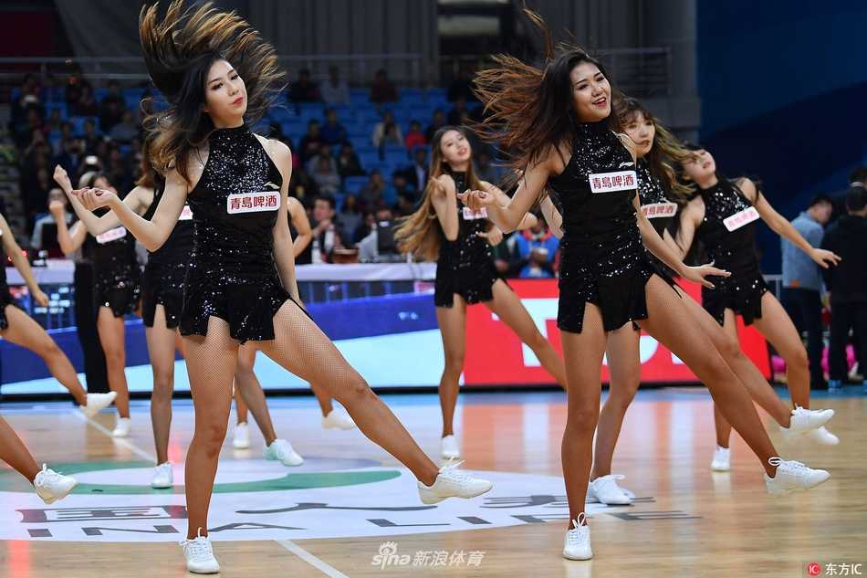随着节奏加快，宝贝们转身腾跃，飞扬的发丝和整齐划一的动作，将内心的喜悦与自豪尽情释放，她们是赛场边最美的风景线。