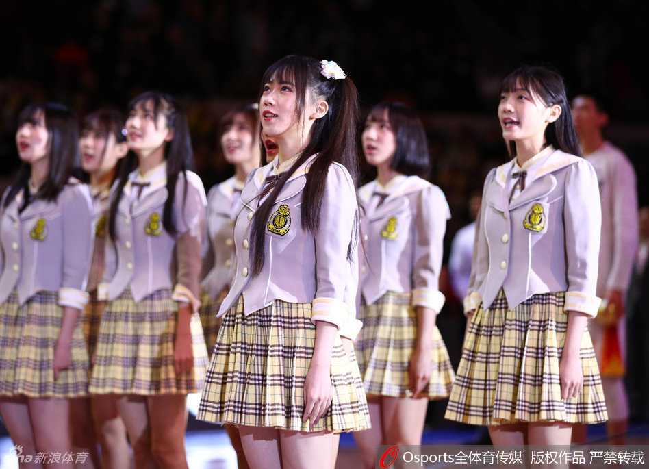 身着白衬衫和格子短裙的GNZ48少女们，在赛场边热身，脸上洋溢着比春日阳光还灿烂的元气笑容，瞬间融化了球迷的心。