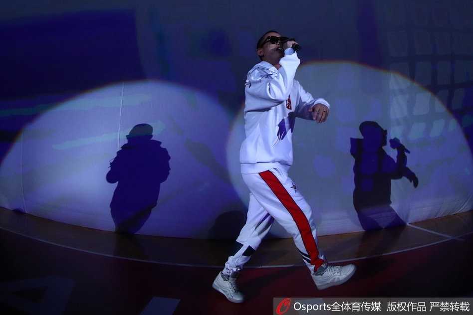 GAI爷身着白色运动装，墨镜下是桀骜不驯的目光，在深圳大运中心纵情开唱，一曲《火锅底料》瞬间点燃了全场的激情，将篮球馆变成了嘻哈大派对。