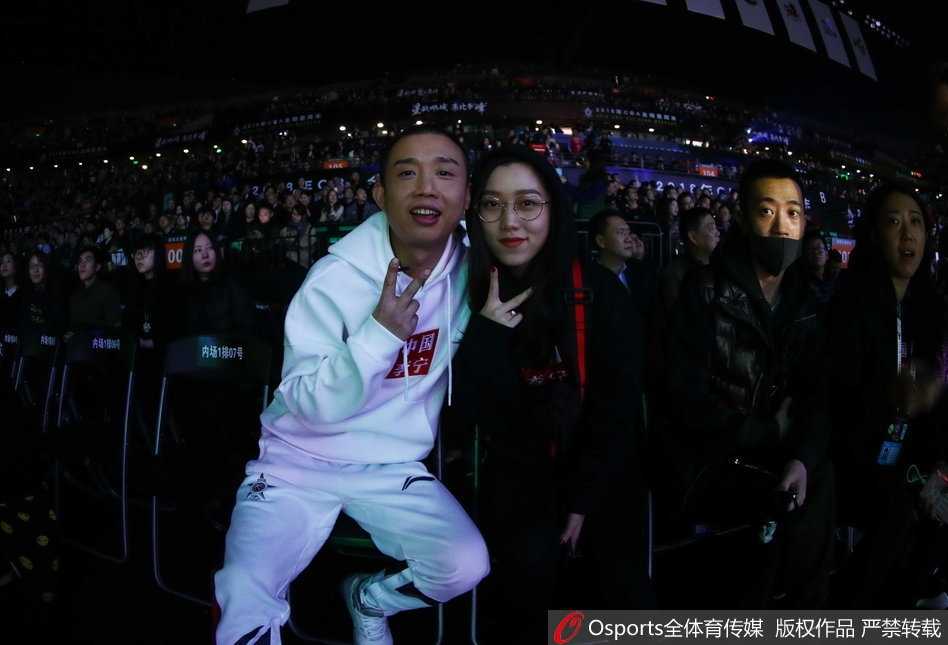 大学生球员张健豪化身“飞人”，在众人的注视下飞跃三名高大障碍物，单手将球劈入篮筐，这一扣不仅征服了篮筐，更征服了在场所有的职业球员。