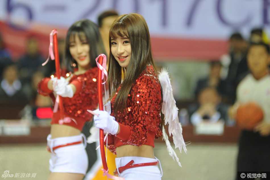 一位扮演小爱神的演员背展金色翅膀，手持金色弓箭，眼神灵动，正俏皮地拉弓射箭，仿佛要将爱的祝福洒向人间。