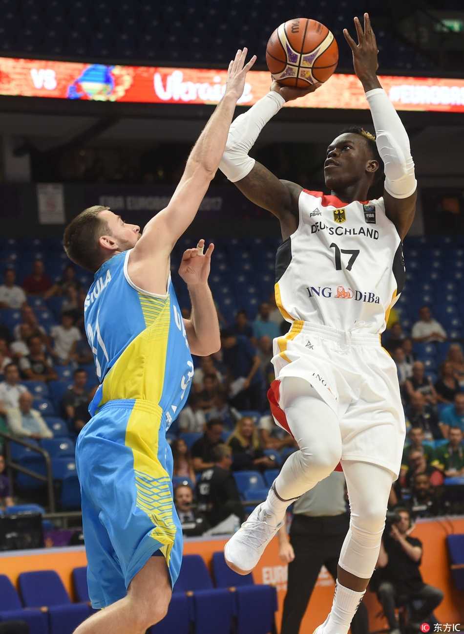 刚刚加盟NBA凯尔特人的丹尼尔-泰斯展现了他的全能身手，在禁区边缘用一个逼真假动作点起防守球员后，冷静地横传找到队友，这次无私的传导正是他篮球智慧的体现。