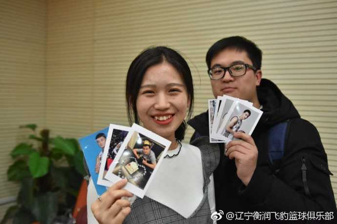 快船核心格里芬背身单打，肌肉碰撞间仿佛要把怒火倾泻在盐湖城的禁区之内。