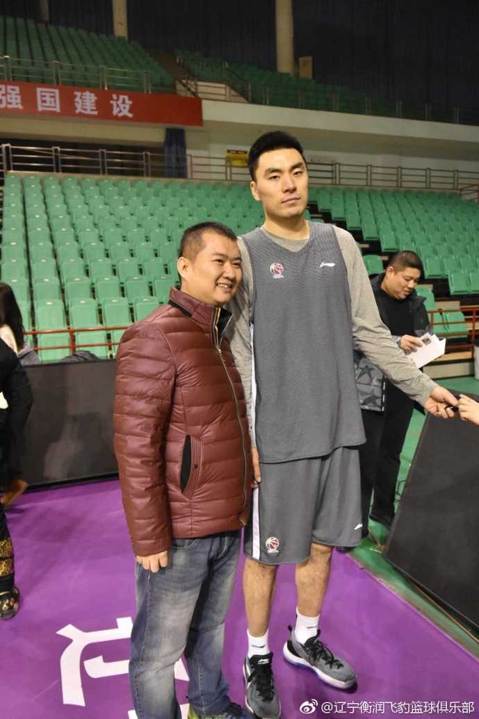 英格尔斯迎着防守人高难度跳投，篮球在空中划过一道彩虹，精准地坠入了命运的篮筐。