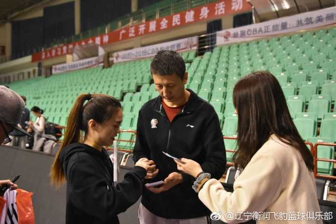 球场指挥官特奥多西奇在三分线外冷静施射，手起刀落仿佛在用篮球书写一篇塞尔维亚史诗。