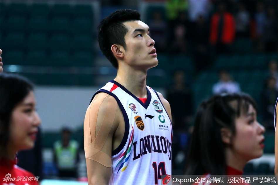 桑尼在青岛队内线群中高高跃起，以一敌众摘下进攻篮板，展现强硬内线姿态